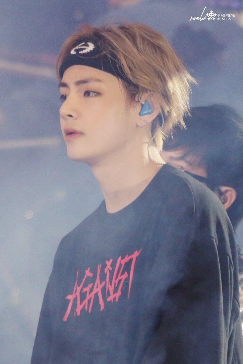 11 Potret Cool V BTS Pakai Headband, Bisa Jadi Inspirasi Nih!