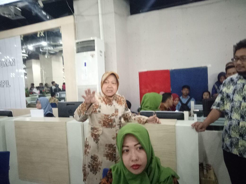 Antrean Pemohon e-KTP Membludak, Risma Lakukan Sidak