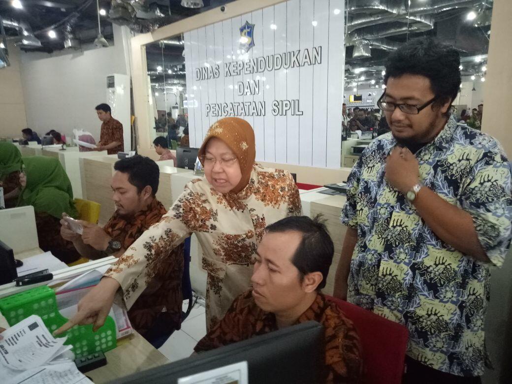 Antrean Pemohon e-KTP Membludak, Risma Lakukan Sidak