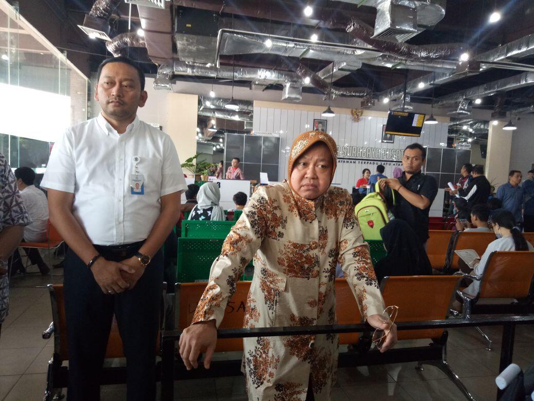Antrean Pemohon e-KTP Membludak, Risma Lakukan Sidak