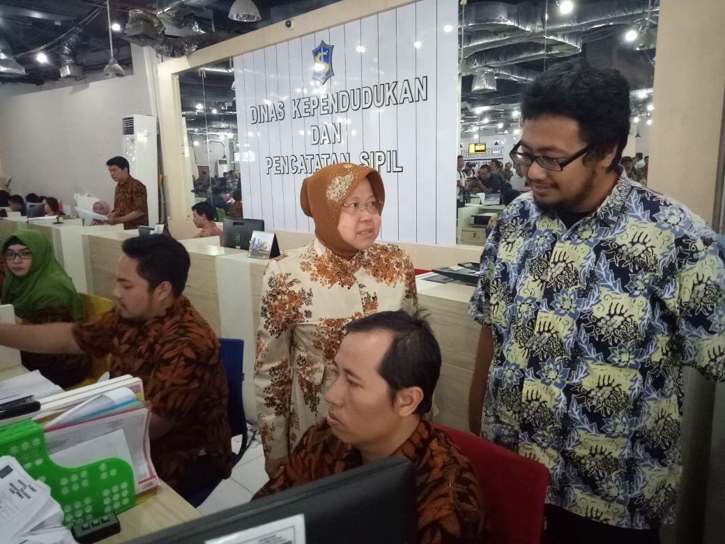 Antrean Pemohon e-KTP Membludak, Risma Lakukan Sidak