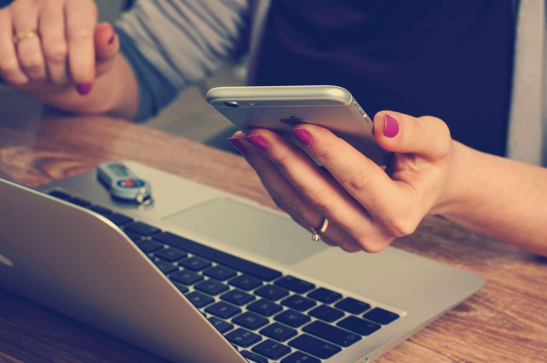 Girls, Inilah 6 Status Medsos yang Bisa Menjatuhkan Citra Baikmu!