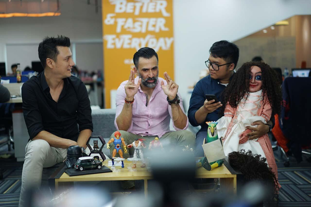 Main ke KASKUS HQ, Sabrina Ajak 3 Hot Daddies!