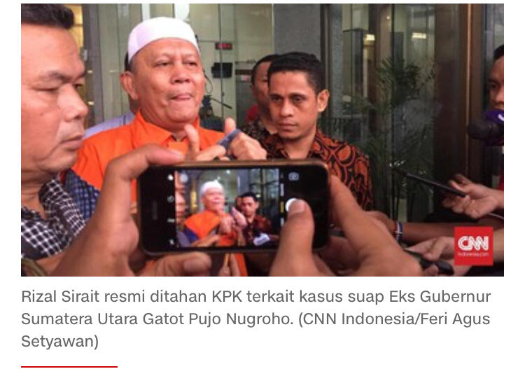 Ditahan KPK, Anggota DPD Rizal Sirait Genggam Tasbih