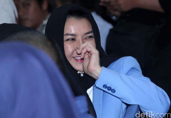 Ekspresi Bupati Rita Jelang Sidang Vonis