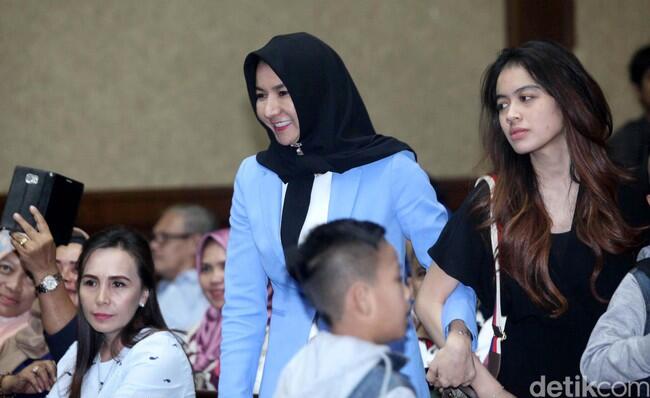 Ekspresi Bupati Rita Jelang Sidang Vonis