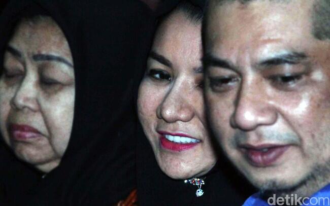 Ekspresi Bupati Rita Jelang Sidang Vonis