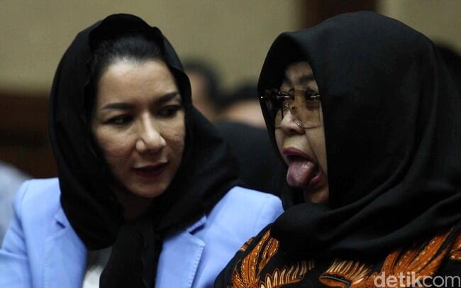 Ekspresi Bupati Rita Jelang Sidang Vonis