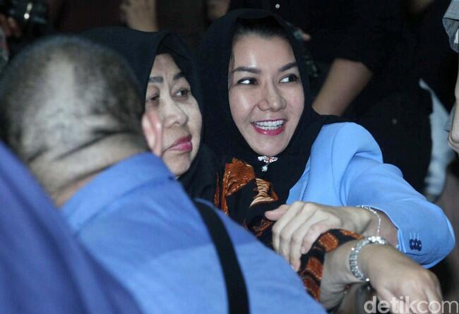 Ekspresi Bupati Rita Jelang Sidang Vonis