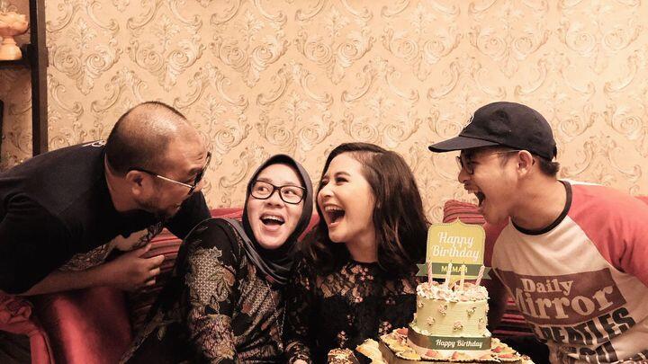 9 Potret Kejutan Manis Prilly di Ulang Tahun Sang Ibu, So Sweet!