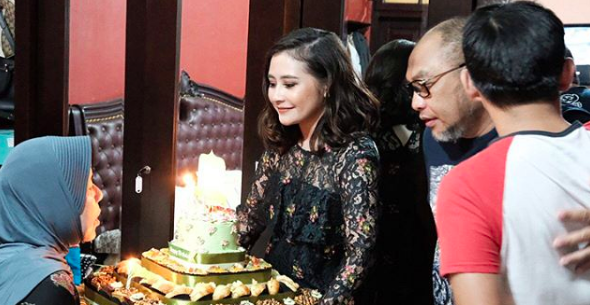 9 Potret Kejutan Manis Prilly di Ulang Tahun Sang Ibu, So Sweet!