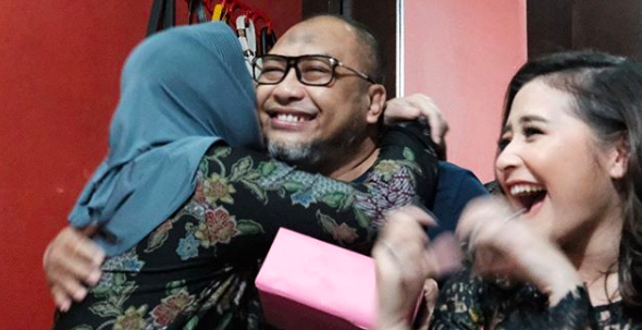 9 Potret Kejutan Manis Prilly di Ulang Tahun Sang Ibu, So Sweet!