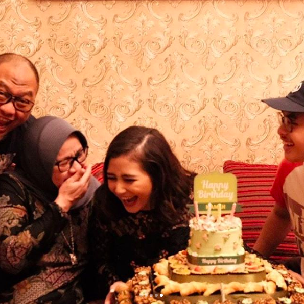 9 Potret Kejutan Manis Prilly di Ulang Tahun Sang Ibu, So Sweet!
