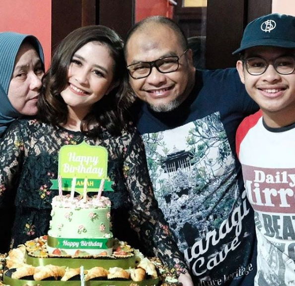 9 Potret Kejutan Manis Prilly di Ulang Tahun Sang Ibu, So Sweet!