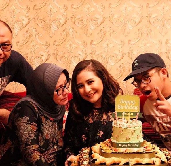 9 Potret Kejutan Manis Prilly di Ulang Tahun Sang Ibu, So Sweet!