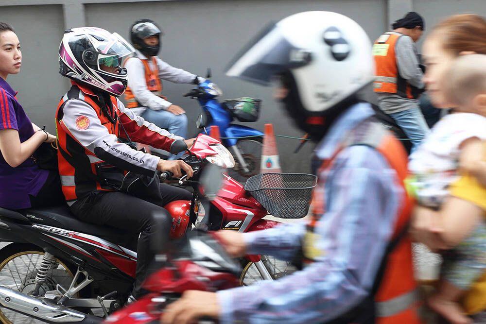 Jangan Lakukan 7 Hal Ini Ketika di Atas Motor Karena Berisiko