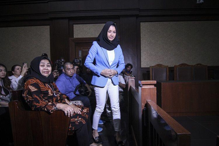 5 Gaya Bupati Kutai Nonaktif Rita Widyasari, Tetap Kece saat Sidang