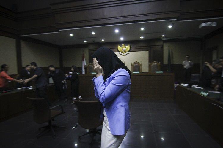 5 Gaya Bupati Kutai Nonaktif Rita Widyasari, Tetap Kece saat Sidang