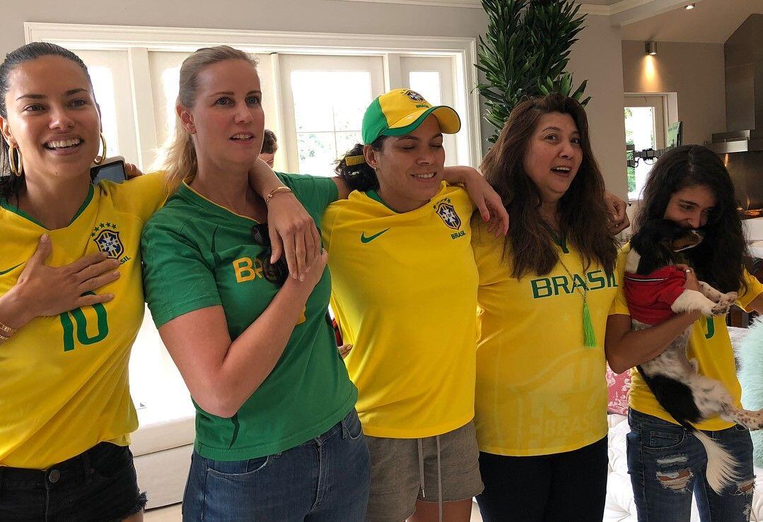 Setia, Begini 4 Cara Model Victoria Secret Dukung Timnas Brasil