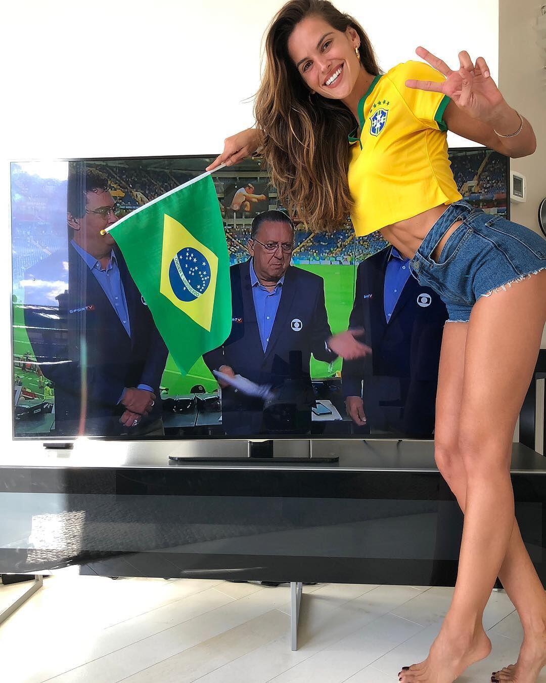 Setia, Begini 4 Cara Model Victoria Secret Dukung Timnas Brasil