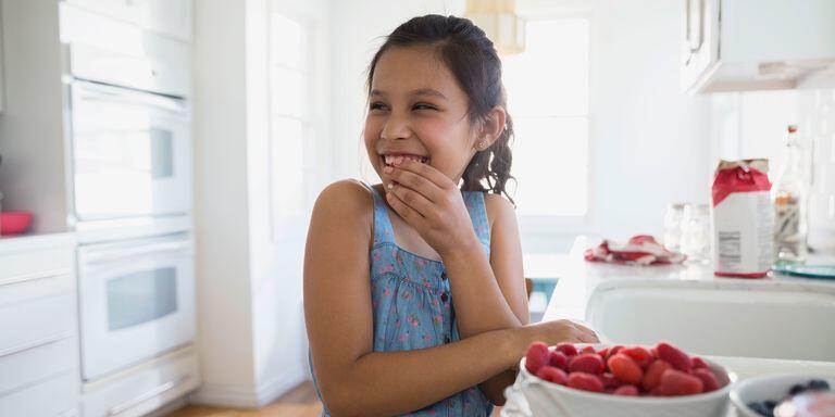 6 Kelakukan Unik Masa Kecil Saat Ada Tamu di Rumah, Pernah Alami?