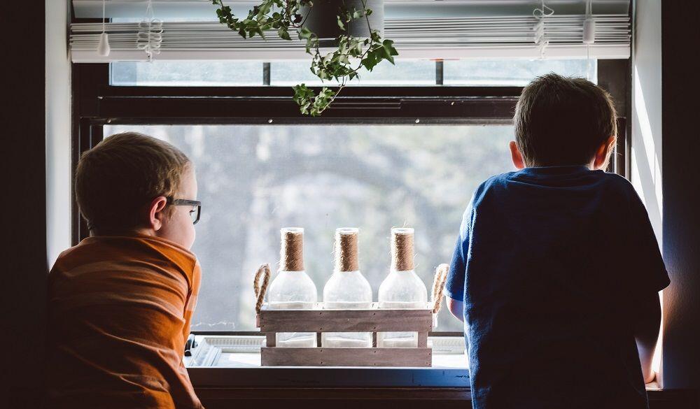 6 Kelakukan Unik Masa Kecil Saat Ada Tamu di Rumah, Pernah Alami?