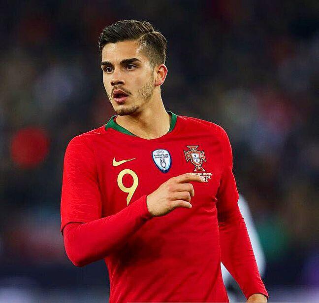 9 Pesepak Bola Gagah yang Mungkin Kamu Lewatkan di Piala Dunia