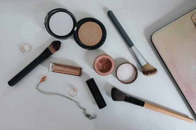 5 Makeup Hack yang Harus Cewek Tahu agar Riasan Terkunci Sempurna!