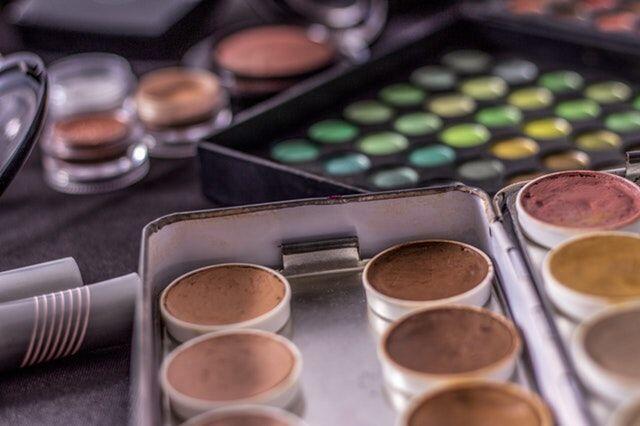5 Makeup Hack yang Harus Cewek Tahu agar Riasan Terkunci Sempurna!