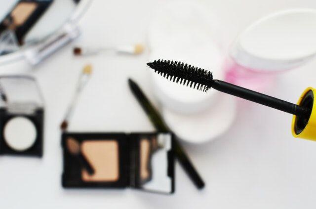 5 Makeup Hack yang Harus Cewek Tahu agar Riasan Terkunci Sempurna!