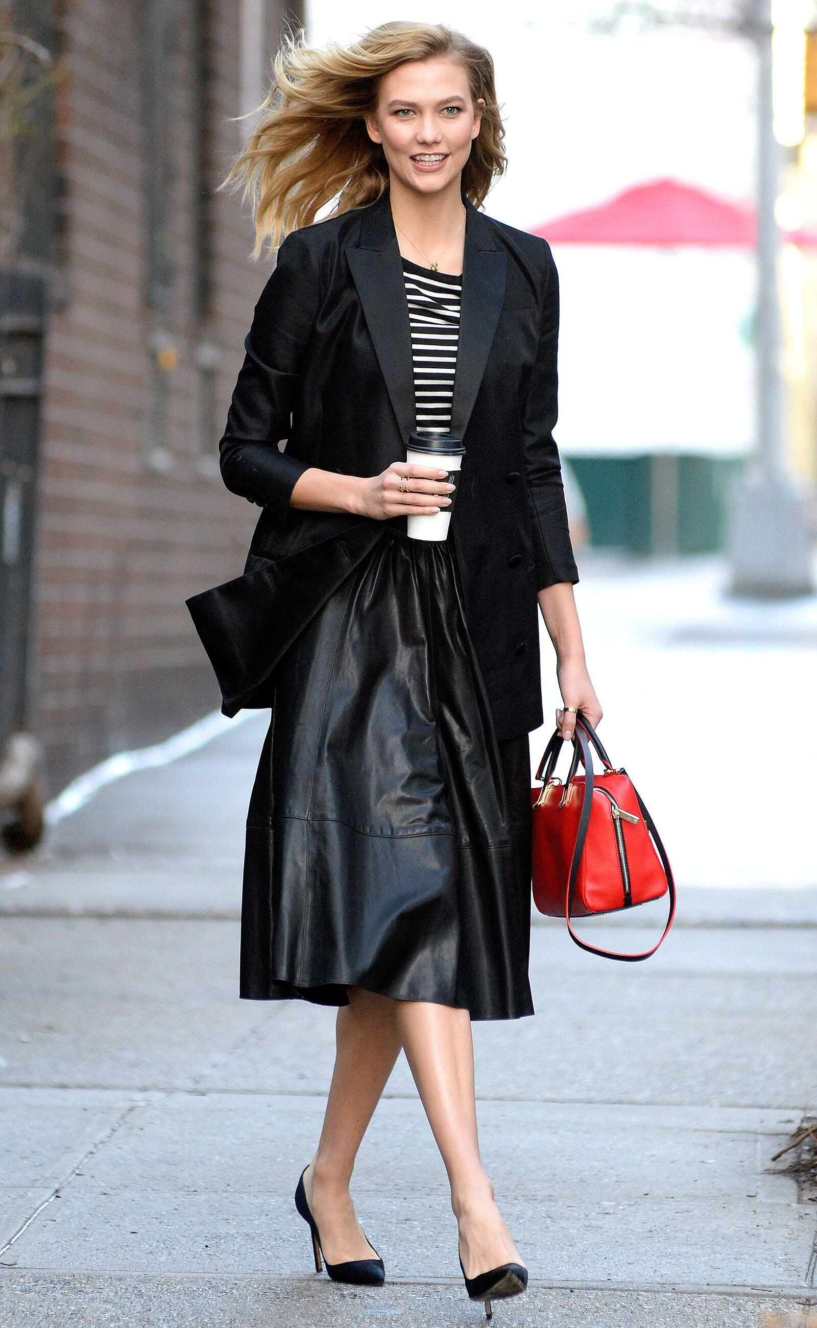 Intip 8 Gaya Modis Mix-Match Midi Skirt dari Karlie Kloss