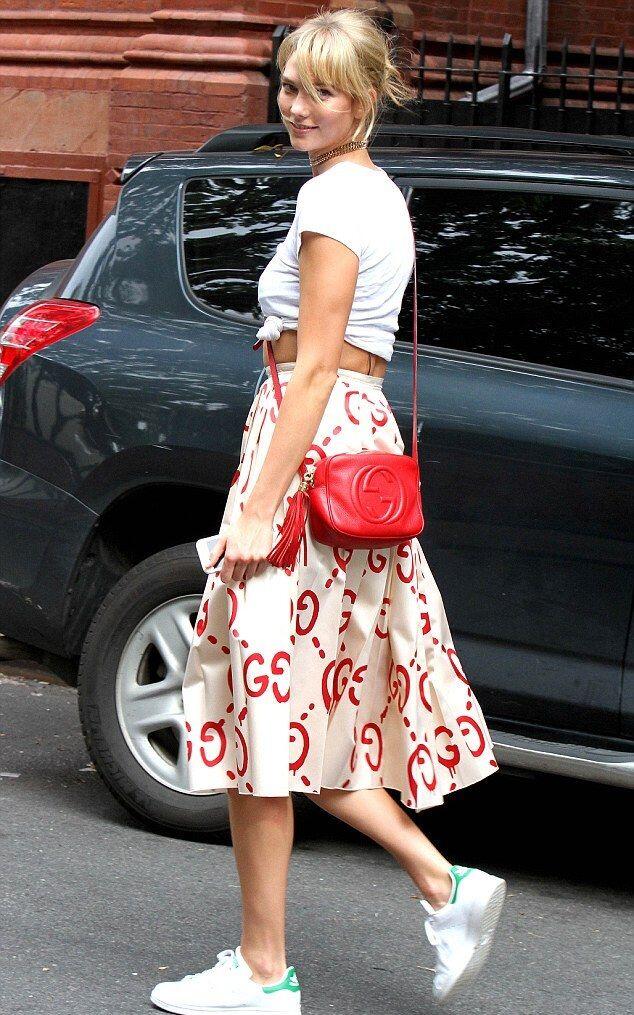 Intip 8 Gaya Modis Mix-Match Midi Skirt dari Karlie Kloss