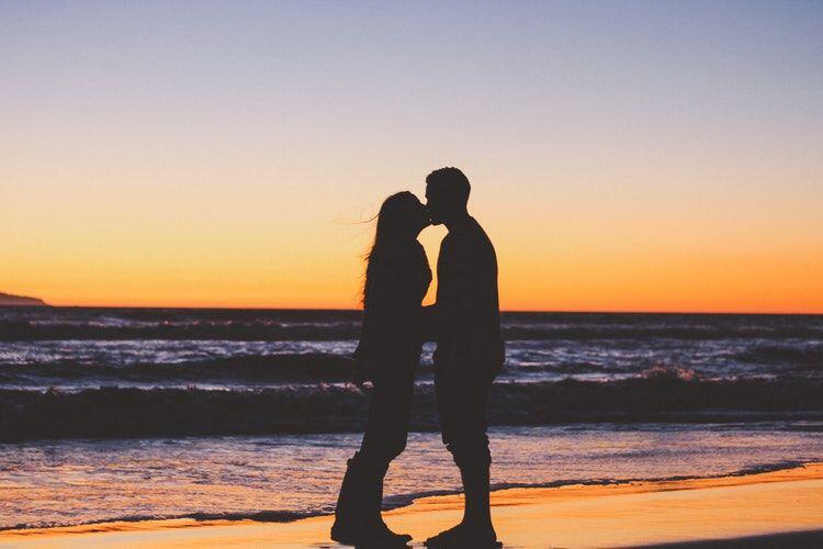 5 Alasan Sederhana Kenapa Cinta Sejati Gak Butuh Syarat Beragam