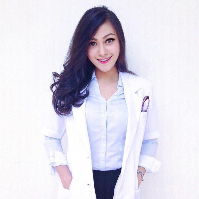 10 Dokter  Paling Cantik  di Indonesia yang Bikin Rela Pura 
