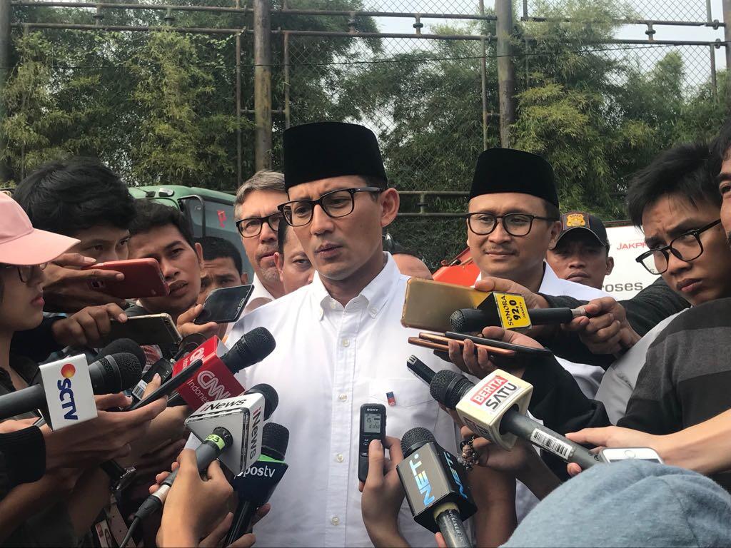 Jelang Asian Games, Sandiaga Tinjau Trotoar Rusak Naik TransJakarta