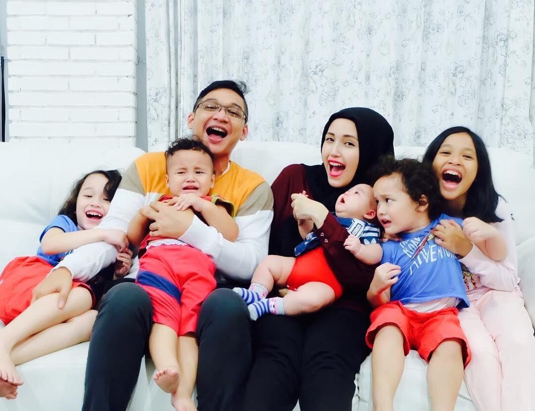 7 Tahun Menikah, Ini 10 Potret Bahagia Keluarga Pasha & Adel
