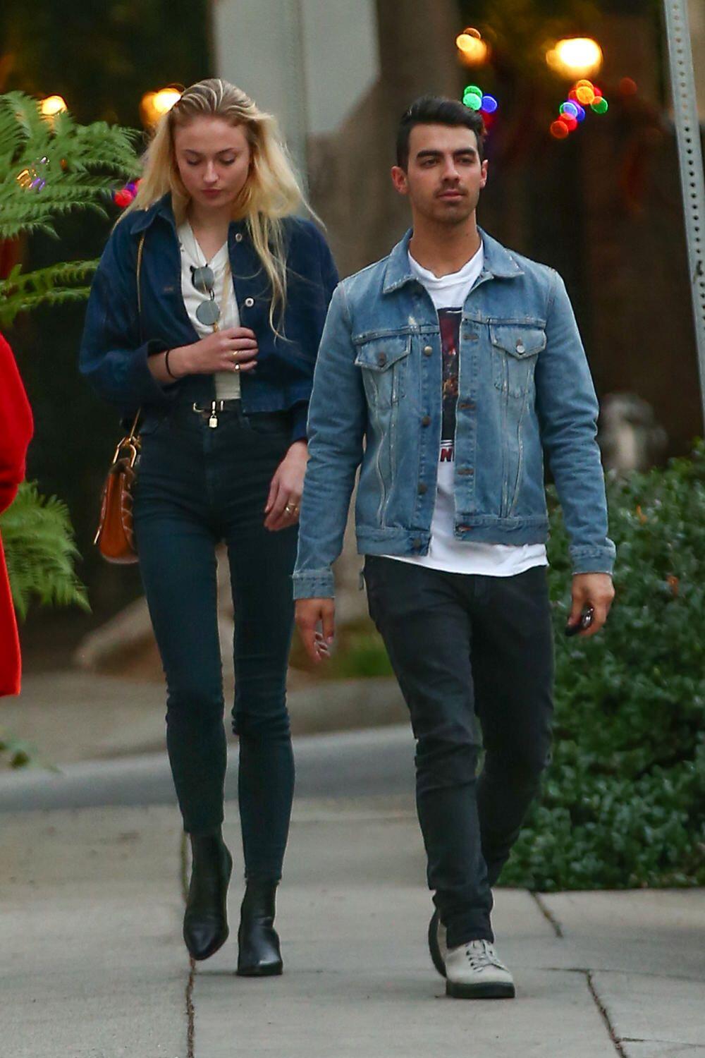 10 Gaya Hangout dengan Jaket ala Sophie Turner, Chic Banget!