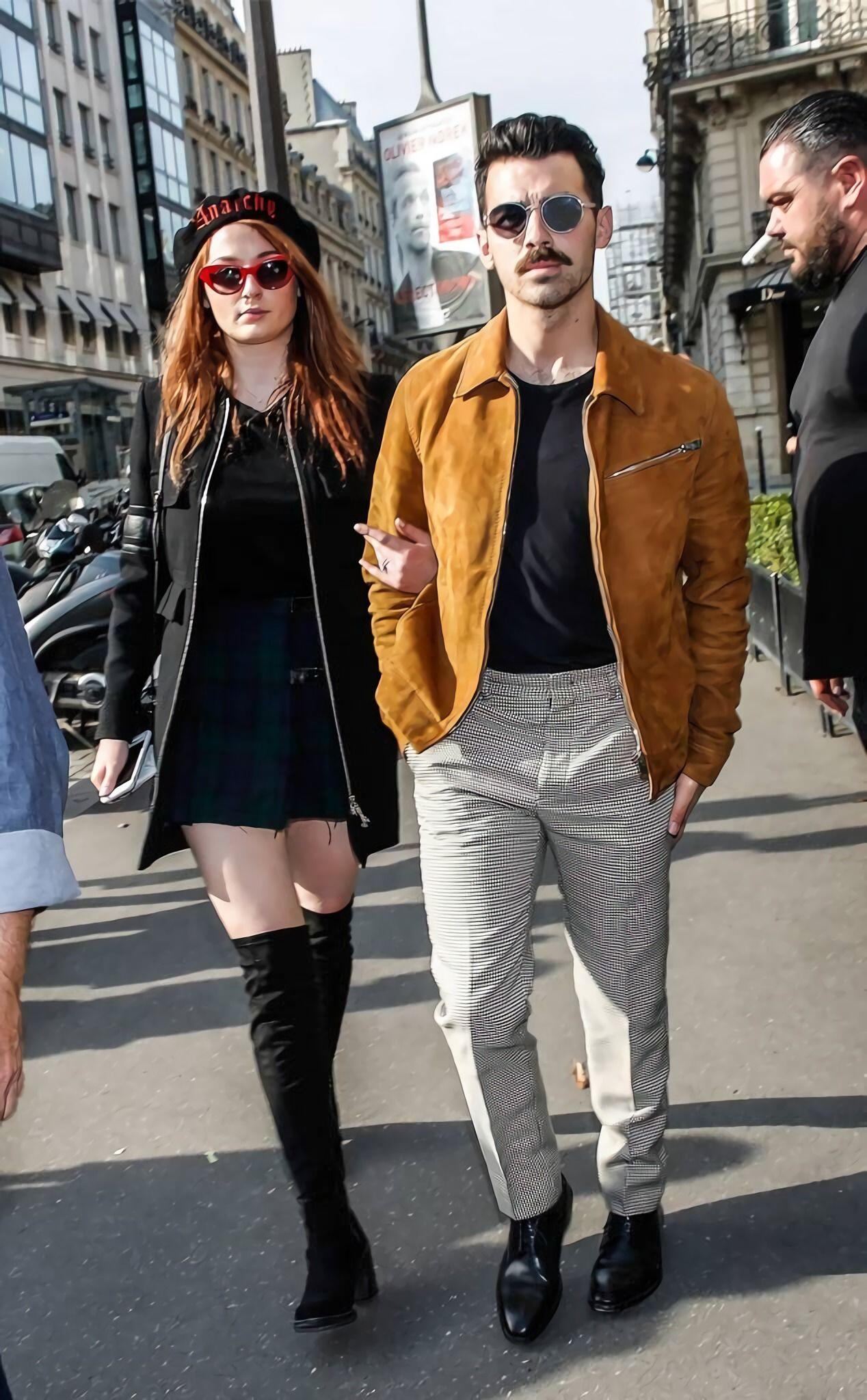 10 Gaya Hangout dengan Jaket ala Sophie Turner, Chic Banget!
