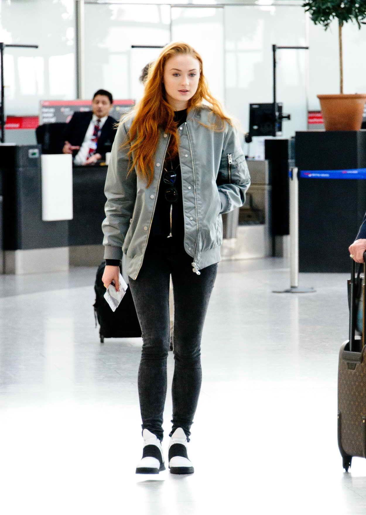 10 Gaya Hangout dengan Jaket ala Sophie Turner, Chic Banget!
