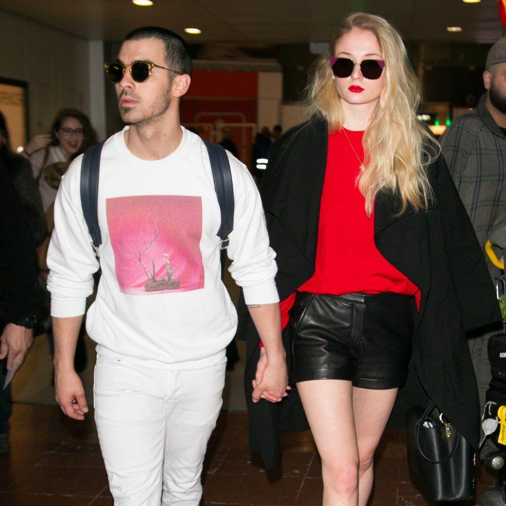 10 Gaya Hangout dengan Jaket ala Sophie Turner, Chic Banget!