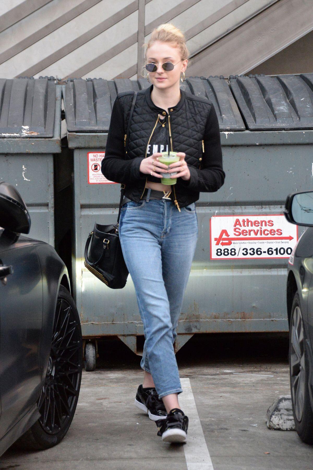 10 Gaya Hangout dengan Jaket ala Sophie Turner, Chic Banget!
