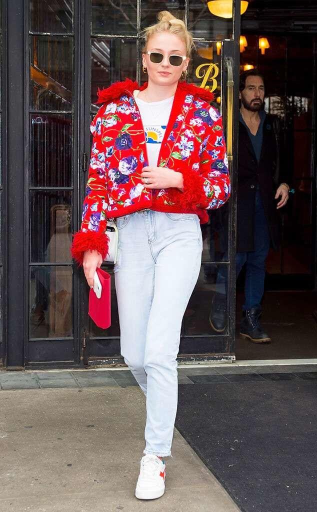 10 Gaya Hangout dengan Jaket ala Sophie Turner, Chic Banget!