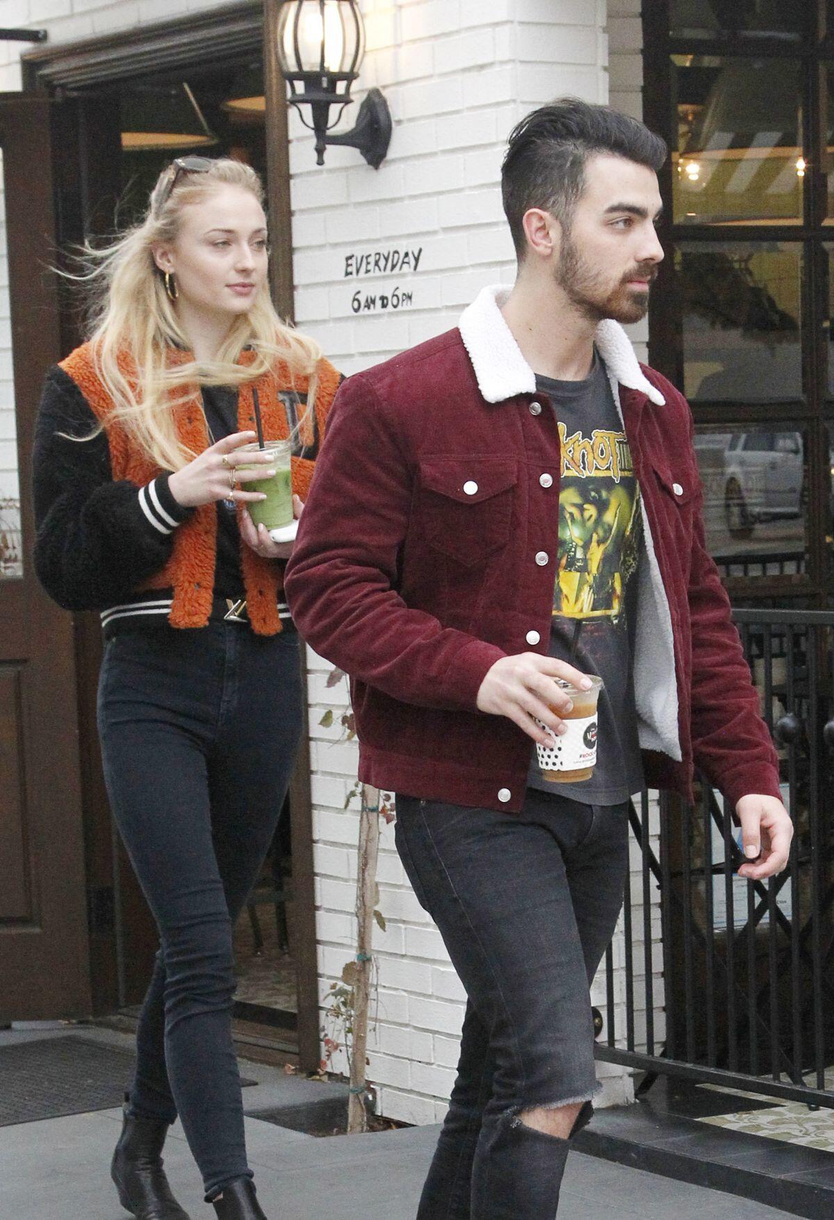 10 Gaya Hangout dengan Jaket ala Sophie Turner, Chic Banget!