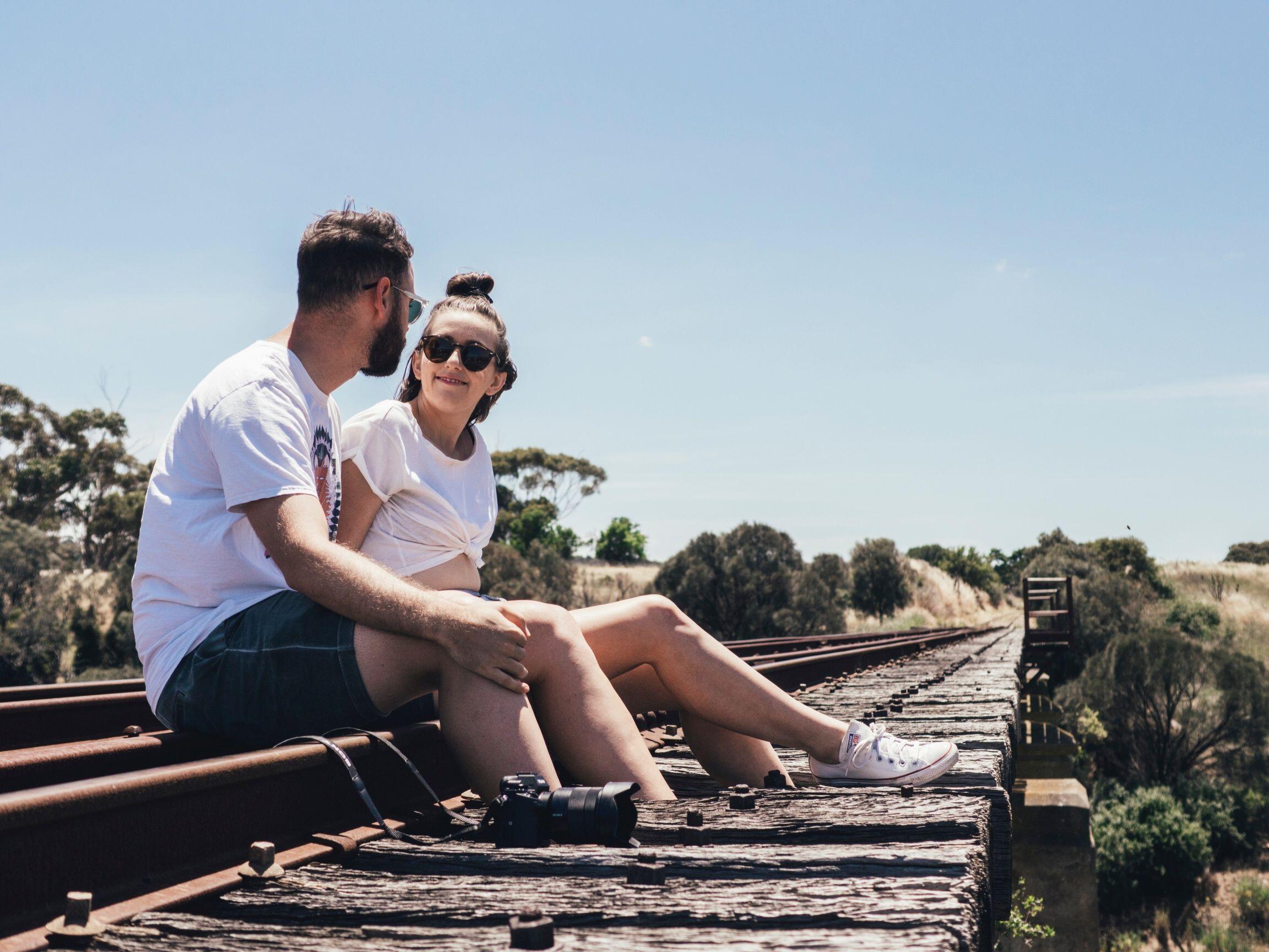 10 Tips Menghadapi Rasa Jatuh Cinta Pada Pandangan Pertama