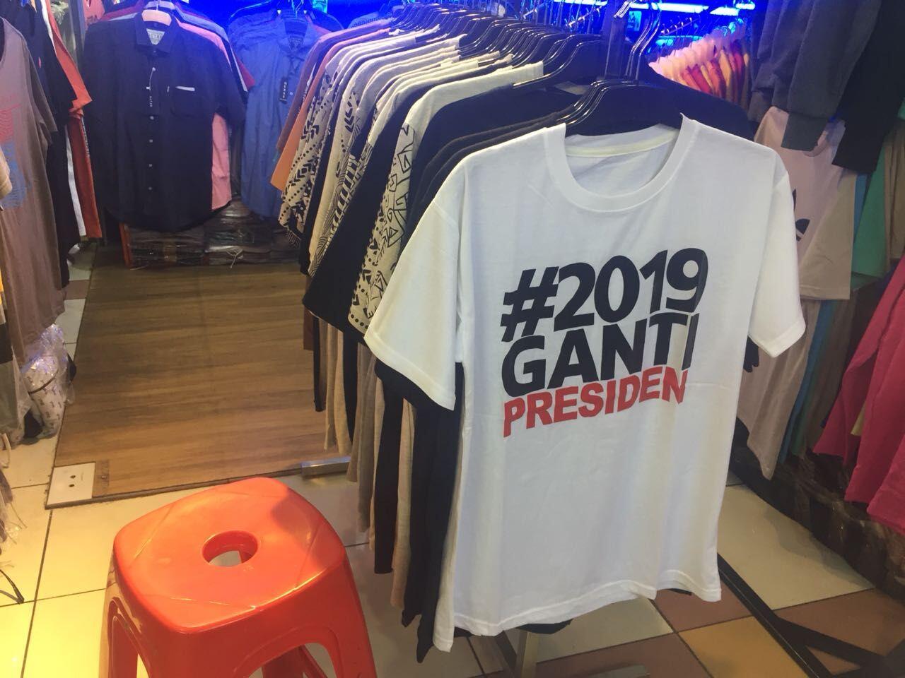  Kaos  2019 Ganti  Presiden  Ramai Dijual di Tanah Abang 