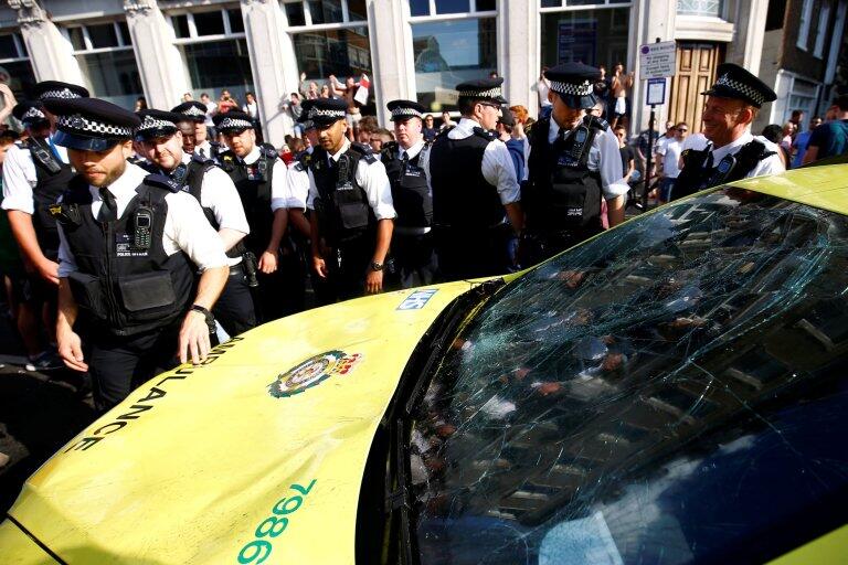 Nah Loh! Supporter Cewek CANTIK Yang "MERUSAK" Mobil Ambulan DICARI POLISI!