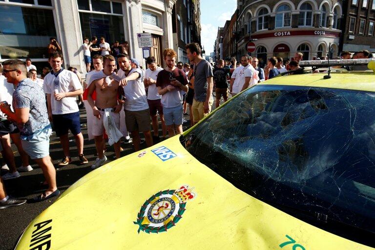 Nah Loh! Supporter Cewek CANTIK Yang "MERUSAK" Mobil Ambulan DICARI POLISI!