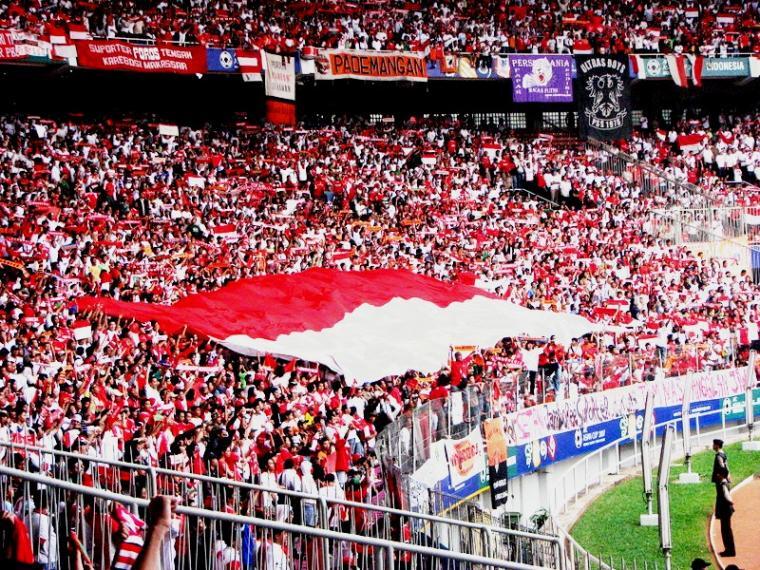 kenapa yah.. suporter sepak bola di Indonesia membingungkan..nah loh..