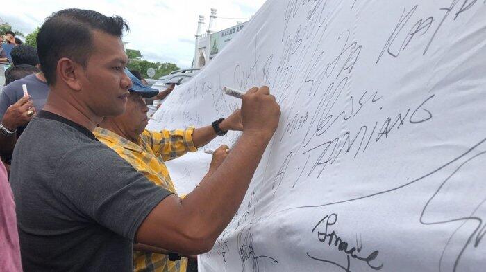 Massa Koalisi Masyarakat Aceh Bersatu Tandatangani Petisi Bebaskan Irwandi Yusuf