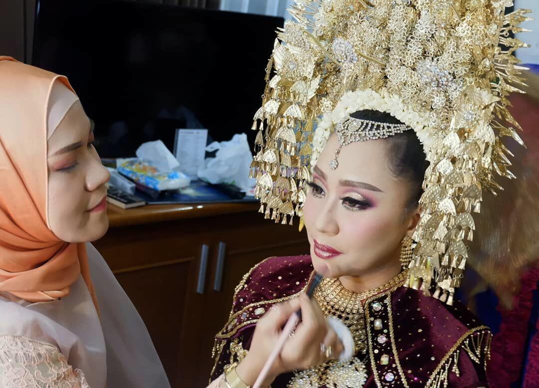 Sah, 10 Potret Manis Pernikahan Chikita Meidy dan Indra Aditya